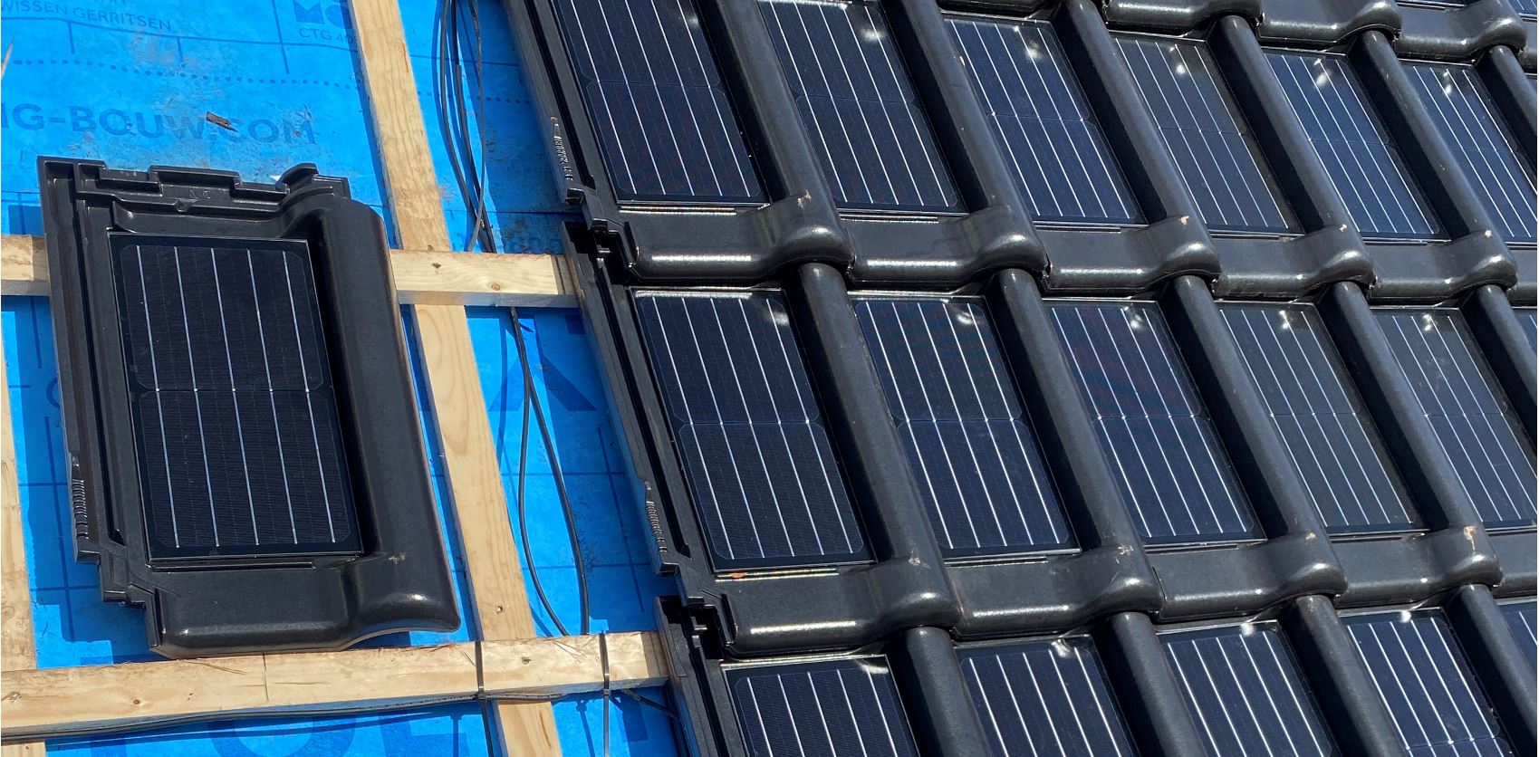 zonnepaneel dakpannen worden geplaatst op de woning